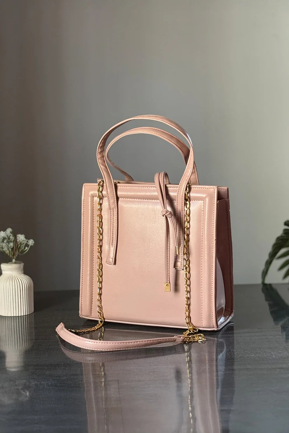 Elegant Pink Women’s Shoulder Handbag with Gold Chain – Stylish Tote Purse