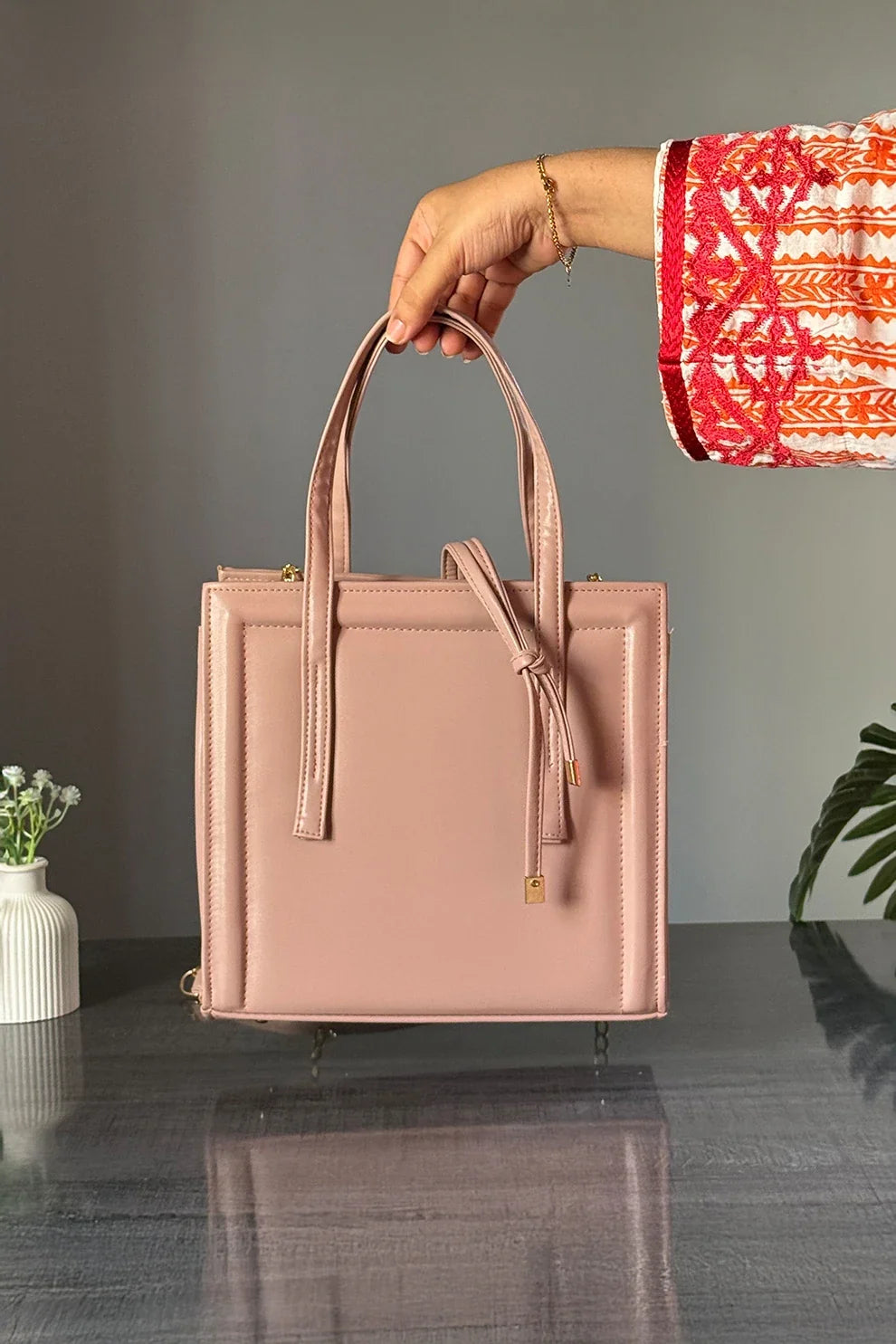 Elegant Pink Women’s Shoulder Handbag with Gold Chain – Stylish Tote Purse